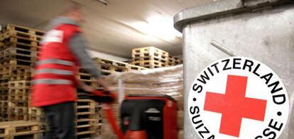 Un miembro de la Cruz Roja de Suiza prepara un cargamento de ayuda para Italia.