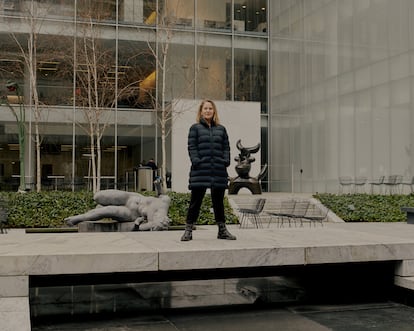 “El mundo virtual no es tecnológico, es un estado mental”, sostiene la arquitecta Paola Antonelli, retratada en el jardín de las esculturas del MoMa.