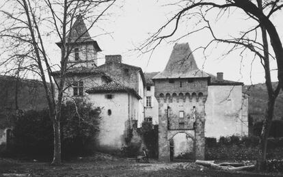 Pep Coll ha investigat la història, s’ha documentat profusament, i ha convertit en un món propi l’angoixa dels professors i els nens jueus refugiats a l’orfenat suís del castell de La Hille.

Foto: United States Holocaust Memorial Museum, courtesy of Walter Reed