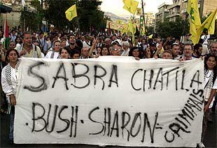 Manifestantes en Beirut portaban ayer una pancarta en la que acusaban a Bush y Sharon de criminales. PLANO GENERAL - ESCENA