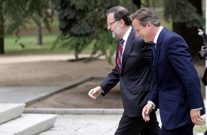 El presidente del Gobierno español, Mariano Rajoy recibe al primer ministro británico, David Cameron, en septiembre de 2015