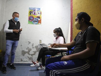 Un profesor imparte clases de inglés a jóvenes de secundaria en la alcaldía Tlalpan, Ciudad de México.