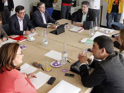 Representantes de PSOE e IU, en la mesa de negociación.