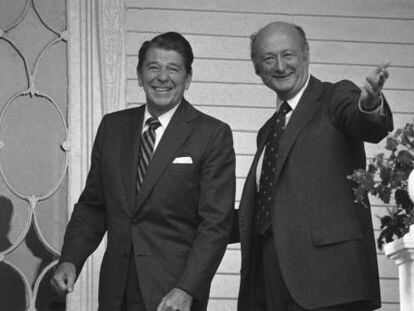 Edward Koch (derecha) y Ronald Reagan, en 1980.