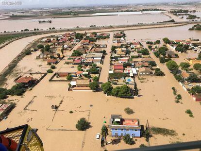 Calles y huertas inundadas en el municipio murciano de Los Alcázares este viernes.  