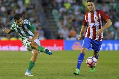 El jugador del Real Betis, Dani Ceballos (i) hace un pase ante el jugador del Atlético de Madrid, Koke (d).