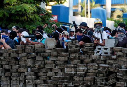 Opositores a Daniel Ortega tras una barricada en Managua el 30 de mayo. 
