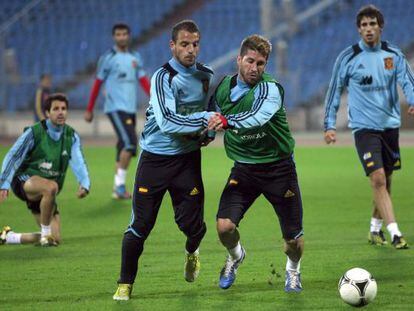 Soldado y Ramos luchan un bal&oacute;n en un entrenamiento en Minsk.