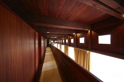 Las habitaciones se distribuyen en torno a un largo corredor, una de las características de la marca Wright. |