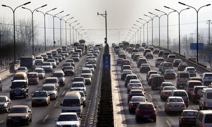 Tráfico en una carretera en Pekín (China).