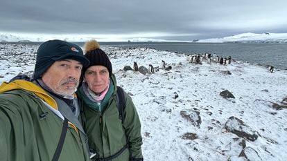 Los científicos españoles Antonio Alcamí y Begoña Aguado, en una pingüinera en la región del Mar de Weddell.