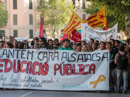 Los estudiantes protestan en Palma de Mallorca contra los recortes y la reforma ling&uuml;&iacute;stica en Baleares, en mayo de 2012. 