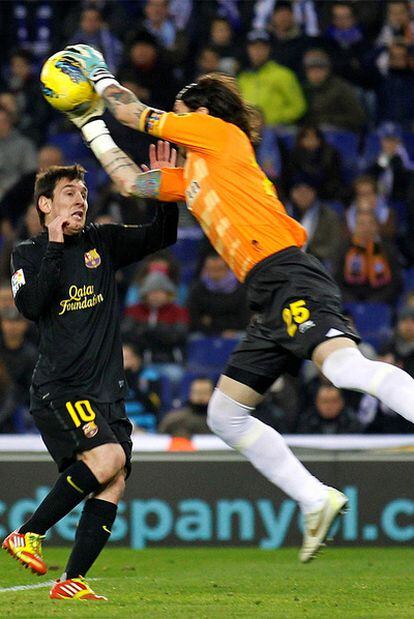 Cristian Álvarez atrapa el balón ante la presencia de Messi.