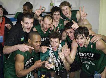 Los jugadores del Joventut celebran el título de campeones de Copa.