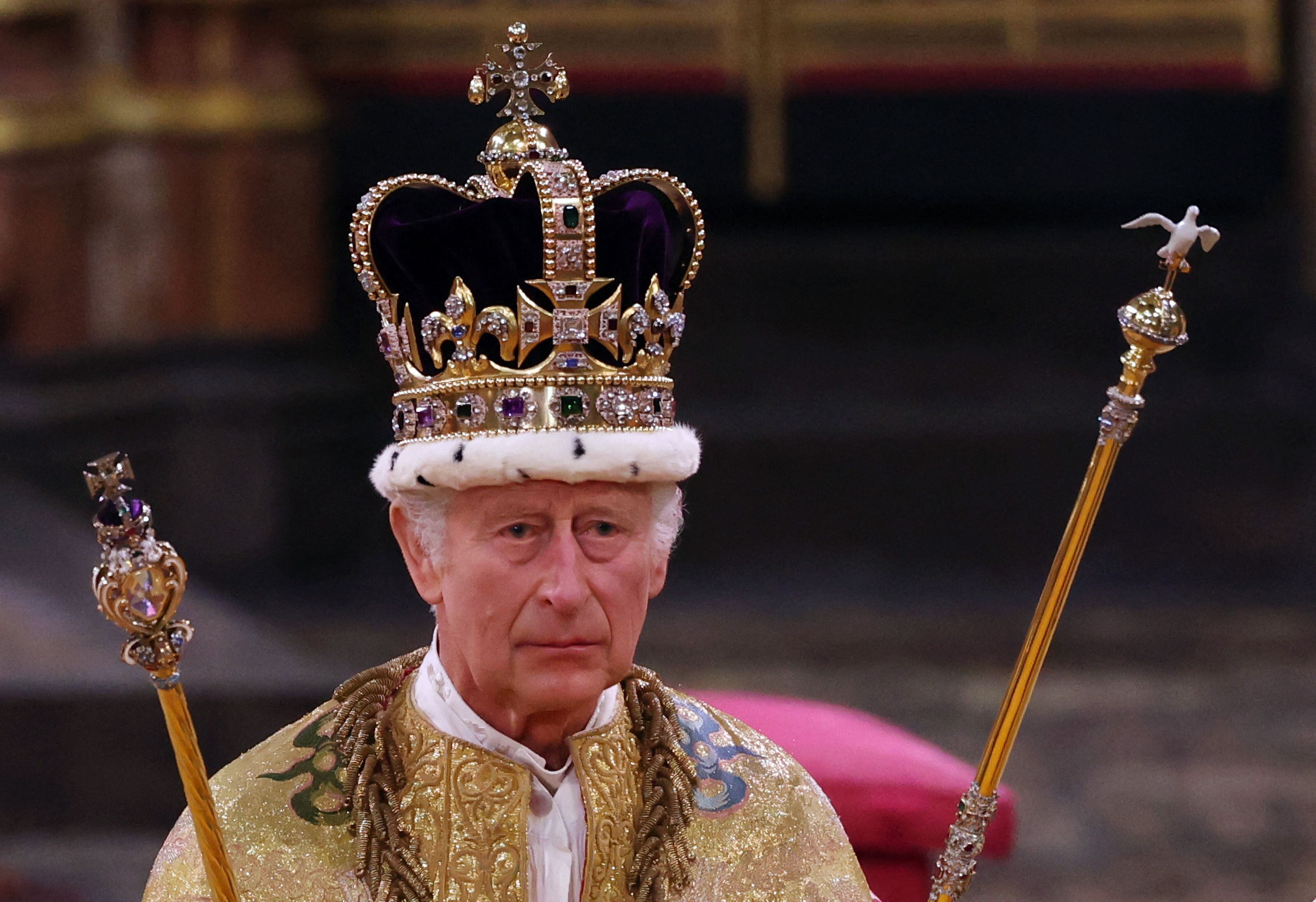 Carlos III luce la corona de San Eduardo y los dos cetros, el cetro del soberano con cruz, con el diamante más grande del mundo, y el cetro del soberano con paloma, que data del siglo XVII. 