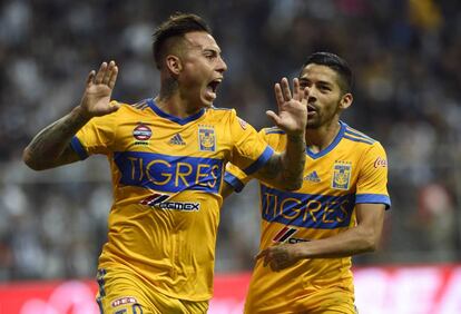 Vargas y Aquino celebran un gol.