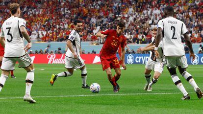 Pedri controla el balón ante Gundogan, Kimmich, Raum y Rudiger en el partido entre España y Alemania el sábado pasado.