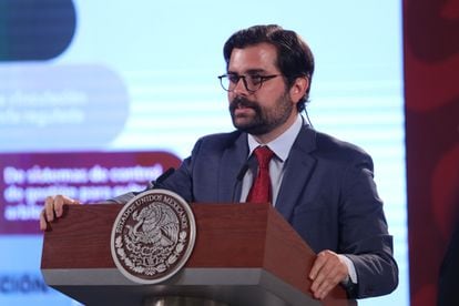 El titular de la Cofepris, Alejandro Svarch Pérez, durante la conferencia matutina en Palacio Nacional, el 7 de junio de 2022.