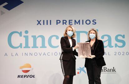 Begoña Elices, directora general de comunicación y presidencia de Repsol (a la izquierda), entrega el Premio CincoDías al directivo más innovador a María Río, videpresidenta y directora general de Gilead España. 