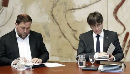 El vicepresidente de la Generalitat, Oriol Junqueras , y el presidente de la Generalitat de Catalu&ntilde;a, Carles Puigdemont, en una reuni&oacute;n semanal del gobierno catal&aacute;n.