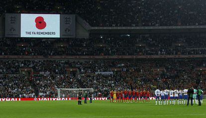 Las selecciones de España e Inglaterra guardan un minuto de silencio antes del comienzo del partido amistoso en Wembley.