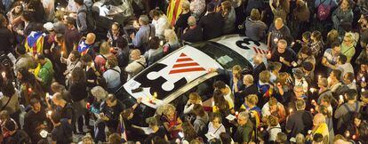Concentración para pedir la liberación de los presidentes de la ANC y Òmnium, Jordi Sànchez y Jordi Cuixar, entre un vehículo de TV3.