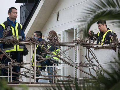 Uno de los registros efectuados en un chal&eacute; de Barcelona para detener a la banda de estafadores. Polic&iacute;as chinos ayudaron a sus colegas espa&ntilde;oles.  