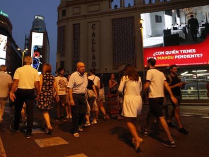 Luminosos publicitarios en la plaza de Callao, el viernes pasado por la noche.
