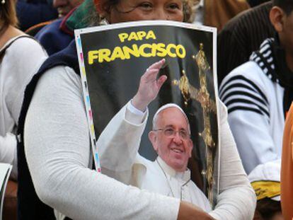 Una dona amb un pòster del Papa.