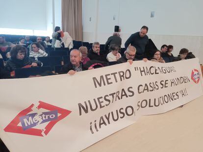 Afectados por la línea 7B de Metro, durante un acto en el Ayuntamiento de San Fernando de Henares.
