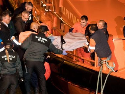 Miembros de la embarcación de rescate bajan el cuerpo de uno de los marineros fallecidos.