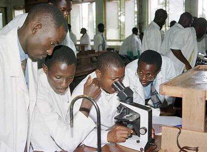 Estudiantes de Medicina en la Universidad de Makerere (Uganda), una de las más importantes de África.