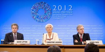 De izquierda a derecha, el n&uacute;mero dos del FMI, David Lipton, la directora gerente, Christine Lagarde, y el portavoz del organismo Gerry Rice.