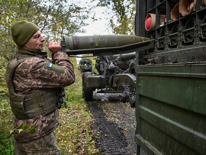 Un militar ucraniano se prepara para disparar un obús en la región de Zaporiyia. 