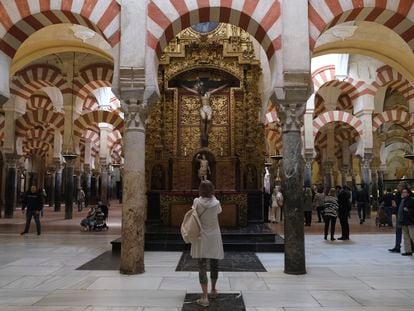 Visitantes en en interior de la mezquita-catedral de Córdoba.