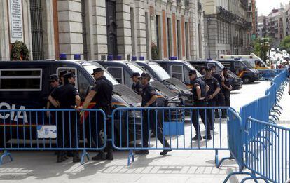 Presencia policial en la sede de la Comunidad de Madrid en la puerta del Sol.