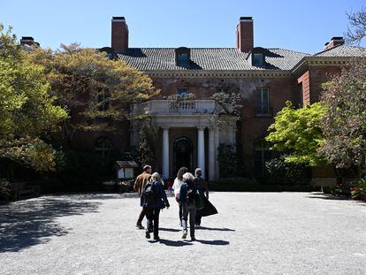 Un grupo de visitantes a las puertas de la mansión Filoli, sede de la reunión entre el presidente de EE UU, Joe Biden, y su homólogo chino, Xi Jinping.