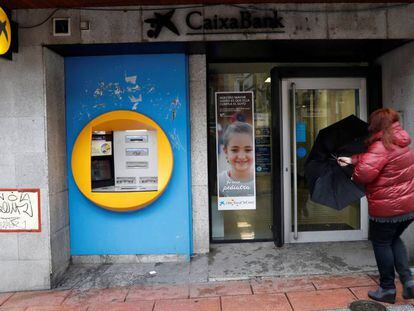 La entrada de una oficina bancaria, en una imagen de archivo.