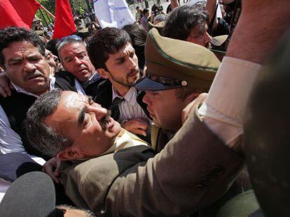 Jaime Gajardo, presidente de la Asociaci&oacute;n de Profesores de Chile, se enfrenta a la polic&iacute;a de Carabineros en su intento por entrar al palacio de La Moneda, hoy d&iacute;a de paro nacional