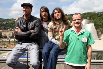 El grupo Red Hot Chili Peppers en el Hotel Dómine de Bilbao, en 2019.