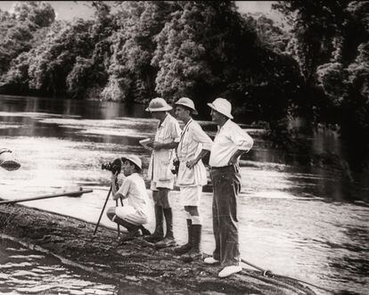 Manuel Hernández Sanjuán (primero por la izquierda) y su equipo durante su expedición a Guinea Ecuatorial.