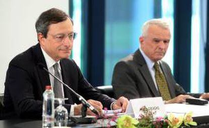El gobernador del Banco de Eslovenia, Marko Kranjec (dcha), y el presidente del Banco Central Europeo (BCE), Mario Draghi. EFE/Archivo