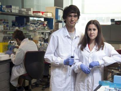 Pablo González y Cristina Ferrús en los laboratorios del CNIC.