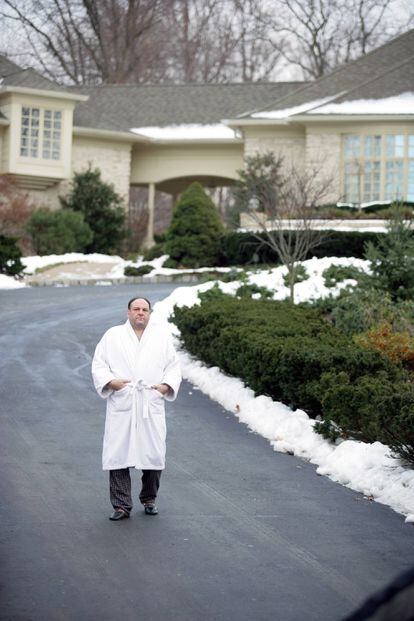 Tony Soprano, saliendo de su mansión en el episodio 10 de la sexta temporada de la serie.