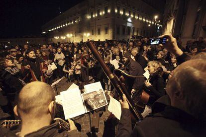 Una orquesta y un coro interpretan el &#039;Aleluya&#039; ante la sede de la Presidencia de la Rep&uacute;blica