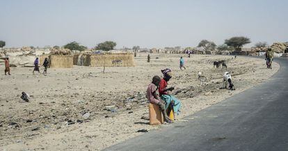 Dos niños en una carretera de Níger.