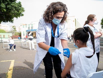 Una sanitaria vacuna a una niña en el CEIP Tíncer de Santa Cruz de Tenerife, el pasado febrero