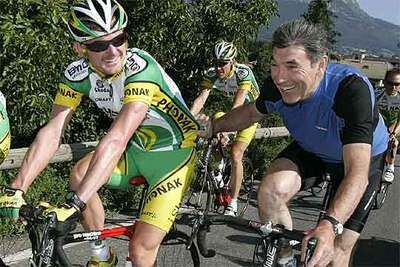 El segundo en la general, Floyd Landis, junto al mítico Eddy Meckx, en el entrenamiento de ayer de su equipo, el Phonak.