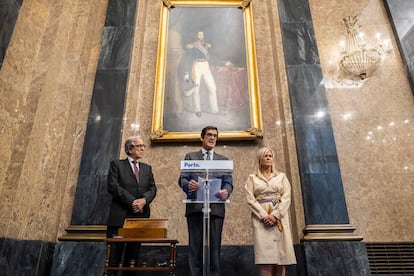 alcalde de Oporto, Rui Moreira, entre el presidente de la asamblea municipal, Sebastião Feyo de Azevedo, y la presidenta de la Hermandad de la Lapa, Maria Manuela Oliveira e Rebelo, ante un retrato de Pedro I de Brasil y IV de Portugal, en el ayuntamiento.