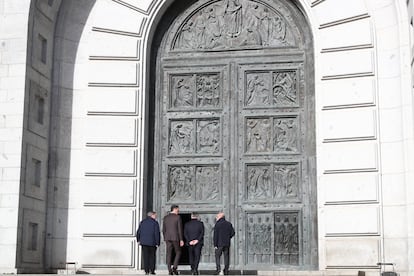 Pedro Sánchez, durante su visita a los trabajos del laboratorio forense en el Valle de Cuelgamuros, en una foto distribuida por La Moncloa.